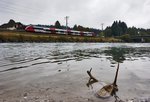 4024 117-6 fährt, nach einem kurzen Halt, als S1 4244 (Lienz - Friesach) aus der Haltestelle Berg im Drautal aus.