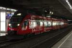 Der Triebwagen 4024 103-6, der für den neune Hauptbahnhof wirbt, im Bahnhofg Wien Mitte.

Ich hatte gerade das letzte Weihnachtsgeschenk besorgt, und den Bahnsteig 3/4 von Wien Mitte erreicht, als gengenüber eine Schnellbahn in neuer Sonderlackierung stand. Schnell ein Foto geschossen und weg war der Triebwagen wieder.