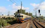 Ein Herbst wie damals in der Haltestelle Wien Siemensstraße als vor 40 Jahren die 4030er hier von und nach Gänserndorf fuhren.
So fährt am 11.10.2022 der 4030.210 mit dem Steuerwagen 6030.203 als SPROB96433 von Schwechat nach Floridsdorf.
Der Triebwagen wurde vom VEF Schwechat in seinem Ursprungszustand wiederhergestellt.