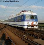 4030 206-9 auf der Wiener Schnellbahn auf der Brcke ber die Donau am 08.Oktober 2001