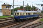 NBIK 4042.01 vor dem Stellwerk 2 des Bahnhof Sigmundsherberg am 17.August 2019.