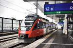 4124 015-1 hält als S60 26037 (Wiener Neustadt Hbf - Ebenfurth - Wien Hbf - Bruck a.