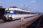 Der ehemalige Transalpin 4130.01 steht im August 1983 mit einem Regionalzug abfahrbereit im Villacher Hauptbahnhof