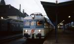 An einem Septemberabend 1981 steht 4130.02 abfahrbereit im Bahnhof St.