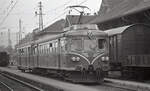 Montafonerbahn ET10 103 wartet mit Steuerwagen ES10 203 am Bahnsteig in Bludenz auf Abfahrt nach Schruns.