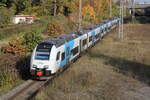 4746 302 als RE 76364 von Ostseebad Binz nach Rostock Hbf bei der Durchfahrt um 12.53 Uhr in Rostock-Kassebohm.30.10.2022