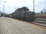 1020.042 fhrt mit Sonderzug am 23.8.2008 aus dem Wrgler Hauptbahnhof aus .