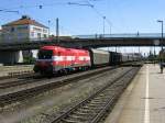 Die Werbelok 1116 005 mit einem Gterzug am 1.8.2007 in Regensburg.