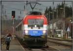 EM-Lok 1116 108 Kroatien fhrt mit EC 536  Jaques Lemans  von Villach nach Wien Sd in den Bahnhof Zeltweg ein.