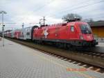 Die schweizer EM-Lok vor einem Regionalzug nach Payerbach-Reichenau, kurz vor der Abfahrt im Bahnhof Stockerau (15.4.2008).