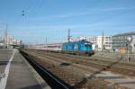 Der UEFA-Stier (1116 080) am 27.04.08 mit EC 111 nach Klagenfurt bei der Durchfahrt in Mnchen Ost