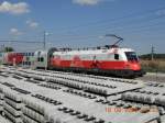 Die polnische Lok 1116 087-6, gleichfalls im Bahnhof Satov zu sehen, wechselte sich mit der UEFA-Lok ab.