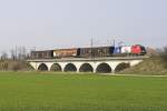 1116 003 mit der Frankreich-Beklebung auf dem Snchinger Eisenbahnviadukt.