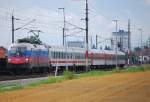 1116 084  Russland  saust mit dem 15 Minuten verspteten IC502 am 28.7.2009 seinem noch wenige Kilometer entfernten Endbahnhof Linz Hbf entgegen