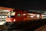 Nachtaufnahme in Mnchen Hbf: 1216 013-3 vorm Nachtzug Richtung Roma Termini und Venedig (22.03.10).