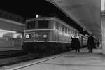 Die 1141.21 bespannte im November 1972 den E741 von Wien Westbahnhof nach Attnang-Puchheim und steht hier kurz vor der Abfahrt in Wien West.