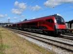 80-90-724 braust als RJ663 powered by Neue Mittelschule seinem nchsten Stop Linz-Hbf.