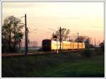 REX 2127 von den letzten Sonnenstrahlen am 16.4.2007 angestrahlt von Gmnd auf dem Weg nach Wien, aufgenommen kurz nach Zeislmauer.