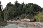 Ein Regionalzug, bestehend aus 1144 071 und fünf City-Shuttle-Waggons fährt von Salzburg über Schwarzach-St.