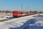 Nach dem Schneefall im Süden der Steiermark wurde es bitter kalt und der Schnee blieb auch bei herrlichem Sonnenschein liegen.
So fährt am Morgen des 21.1.2024 der D353 mit 8073 025, 1144 095, 8073 205 und 1144 065 von Graz Hbf kurz hinter Leibnitz in Richtung Spielfeld-Straß.