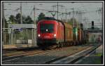 1116 180 mit einem kurzen Gterzug am Abend des 22.4.2006 bei der Durchfahrt in Bad Vslau.