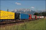 RoLa-Impression im Abendlicht: Dank der RoLa Verindung Regensburg-Hafen - Trento mssen sich diese Lkw´s nicht ber die Straen fahren...