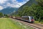 1216 025 mit einem Schrottzug am 20.07.2013 bei Campo di Trens.