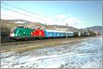 EM-Lok 1016 025 Portugal fhrt mit einem Trafozug durch Leoben.