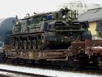 Smms 31 81 4706 013-7, beladen mit Bergepanzer 01018-88, bei leichtem Schneefall bereit zum Abtransport aus der Garnisonstadt Ried i.I.;   (Fotostandort Bhf.