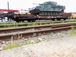 Smms 31 81 4707501-0 ist mit Panzer 01082-U beladen, und wird am Bhf.