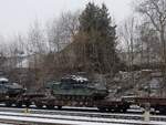 Smms 31 81 4706 051-7, rollt beladen mit ULAN Kampfpanzer bei winterlichem Wetter aus dem Bhf.