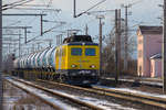 Die 1110.524 beim Durchfahren des Bahnhofs von Deutschwagram. (16.01.2021)