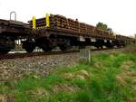 Schwellenwagen 81 819718 829-0, transportiert eine Ladung Altschwellen auf der Hausruckbahn in Richtung Attnang/Pu; 180415