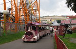 Neben der Liliputbahn verkehrt im Prater auch dieser Praterzug. Fotografiert am 02.06.2016.