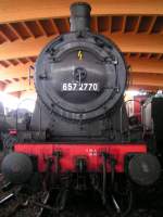 657.2770 inmitten von vielen abgestellten Lokomotiven in der neuen Halle