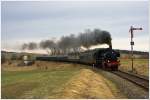 Die 38.1301 zieht den R14310 (Steindorf/Strasswalchen-Braunau-Ried-Attnang) aus dem Bahnhof Eberschwang. 13.3.2011