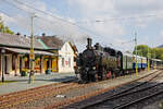 Der Fotozug mit der 93.1332 kurz vor seiner Ausfahrt im Bahnhof Ferlach.