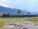 Die Dampflokomotive 88.103 der Rosentaler Dampfzüge Anfang September 2019 kurz nach der Abfahrt vom Bahnhof in Weizelsdorf.