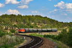 Die zweite Fahrt des Tages nach Drosendorf wartete ich noch in den Weinbergen bei Retz ab. Es entwickelte sich ein wahrer Wolkenkrimi, 2143.070 mit ihrem Sdz 16972 war schon von weitem zu hören, als sie sich die Steigung mit ihren sieben Zweiachsern hinaufkämpfte. Letztlich passte es dann aber ganz knapp doch noch, der Zug war am Auslösepunkt komplett im Licht (18. August 2018).