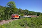 Die 2143.070 hat die ehemalige Haltestelle Hölzelmühle gerade hinter sich gelassen, und fährt gerade in Richtung Hofern. (06.05.2018)