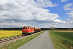 Am Sonntag, den 3. Mai 2020 war die 2143.070 insgesamt vier Mal auf der Strecke des Reblausexpress unterwegs. Aus Belastungsgründen konnte auf dieser steigungsreichen Strecke 
jeweils nur vier Wagen beladen mit Gleisschotter mitgenommen werden.
Hier hat der Zug gerade Hessendorf hinter sich gelassen.