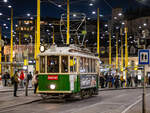 Graz. Der Oldtimer 121 des Tramway Museum Graz, ist hier am 25.11.2023 während einer nächtlichen Sonderfahrt am Jakominiplatz zu sehen.