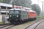 Am 21.August 2016 verschiebt im Bahnhof Stockerau bei strömenden Regen die NLB 1110.505 die ARGE 1041.15.