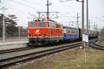 NLB 2143 070-7 fährt am 14.Dezember 2019 mit dem SR 17595 von Mistelbach in den Bahnhof Felixdorf ein.