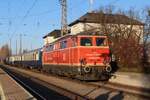 Im herrlichsten Herbstlicht steht am 16.12.2023 die 2143 070 des Vereins Neue Landesbahn mit dem EZ14140 von Wien Westbahnhof nach Neusiedl an der Zaya im Bahnhof Hohenau und wartet nach dem Stürzen des Zuges auf die Abfahrt.