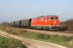 NLB 2143 070-7 am 23.November 2014 mit dem SR 17918 zwischen Zwingendorf - Kadolz-Mailberg beim Strecken-KM 145,0.