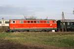 NLB 2143 070-7 vor dem SR 14586 von Strasshof am 12.April 2015 im Bf.