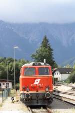 NLB 2143 070-7 am 06.September 2015 vor dem wolkenverhangenen Schneeberg während der Wendepause vom SR 17008 auf SR 17009 im Bf.