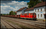 2143 070 hat den Schlackezug 61890 im Bahnhof Mistelbach übernommen und stellt nun die Wagen zur entleerung im Lokalbahnhof bei.