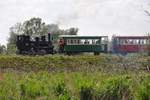 Das »Rheinbähne« (Museumsbahn des Museums Rhein-Schauen, zuvor Werksbahn der Internationalen Rheinregulierung IRR) fährt am rechten Rheindamm zurück nach Lustenau